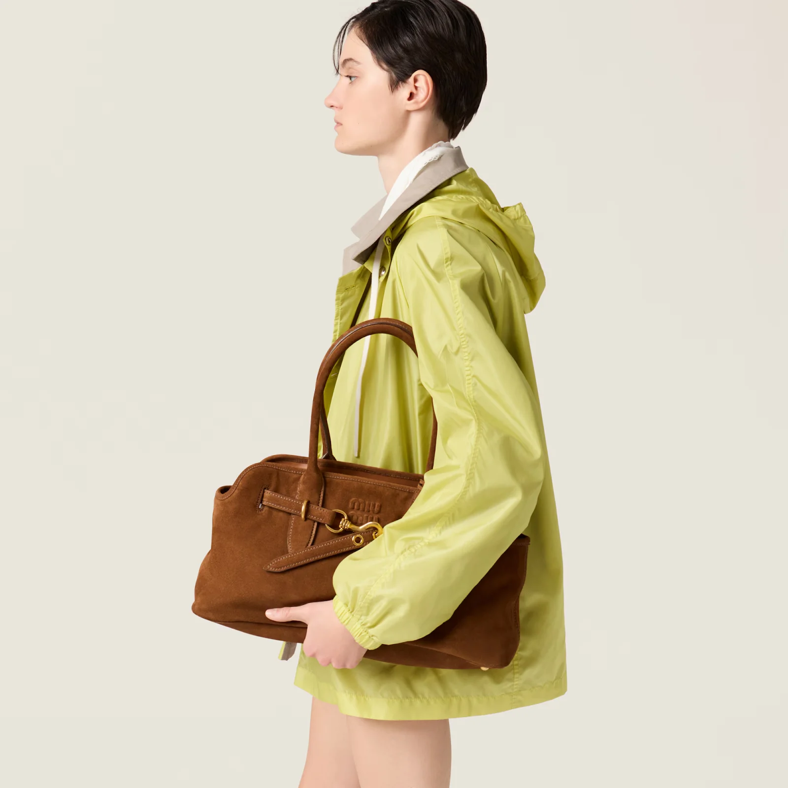 กระเป๋าหนังกลับ Miu Miu Aventure Suede ไซส์ใหญ่สำหรับลุคทำงาน