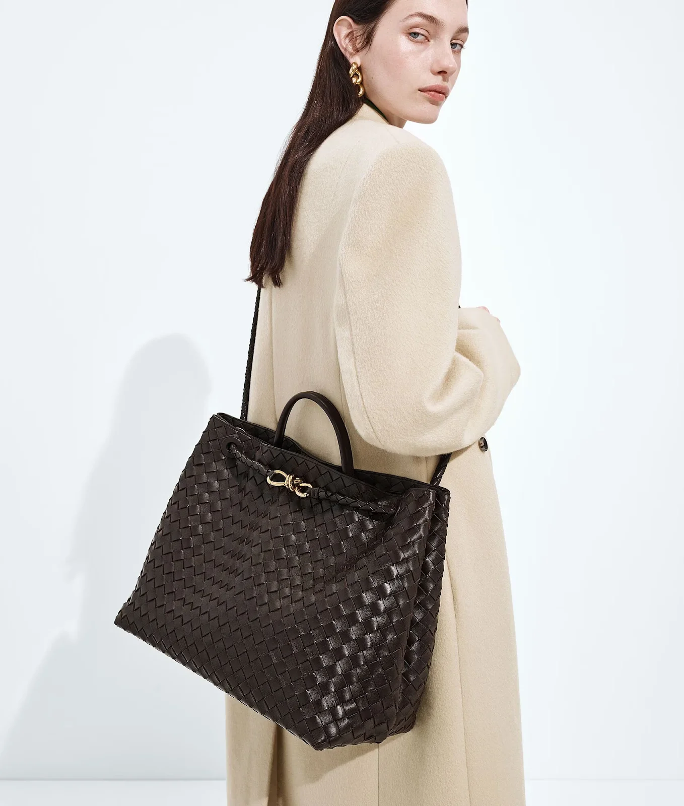 Handcrafted Intrecciato leather detail of Bottega Veneta handbag
