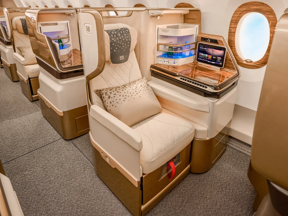 Luxury flight from Bangkok to Hong Kong with Emirates