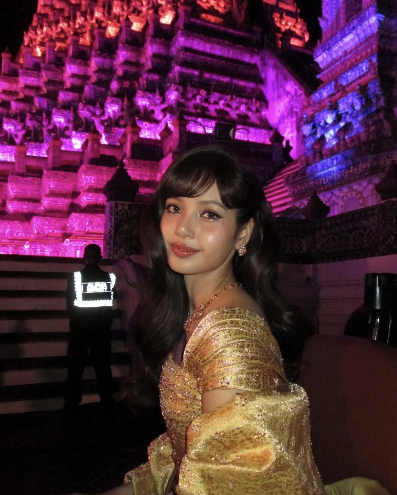 Lisa’s elegant Thai silk gown look at Wat Arun riverside