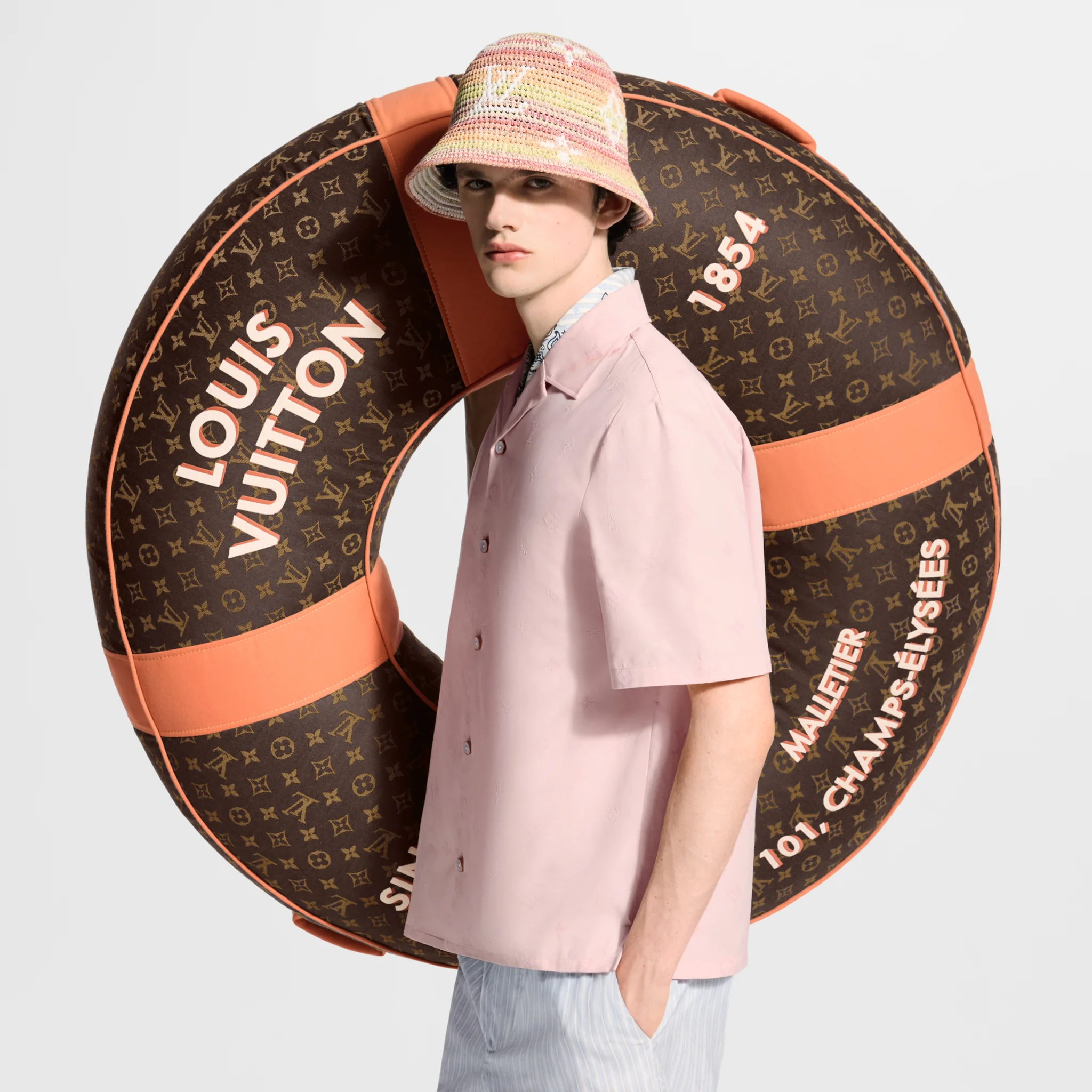ห่วงยาง Louis Vuitton ราคา 153,000 บาท สำหรับชาวติดหรู