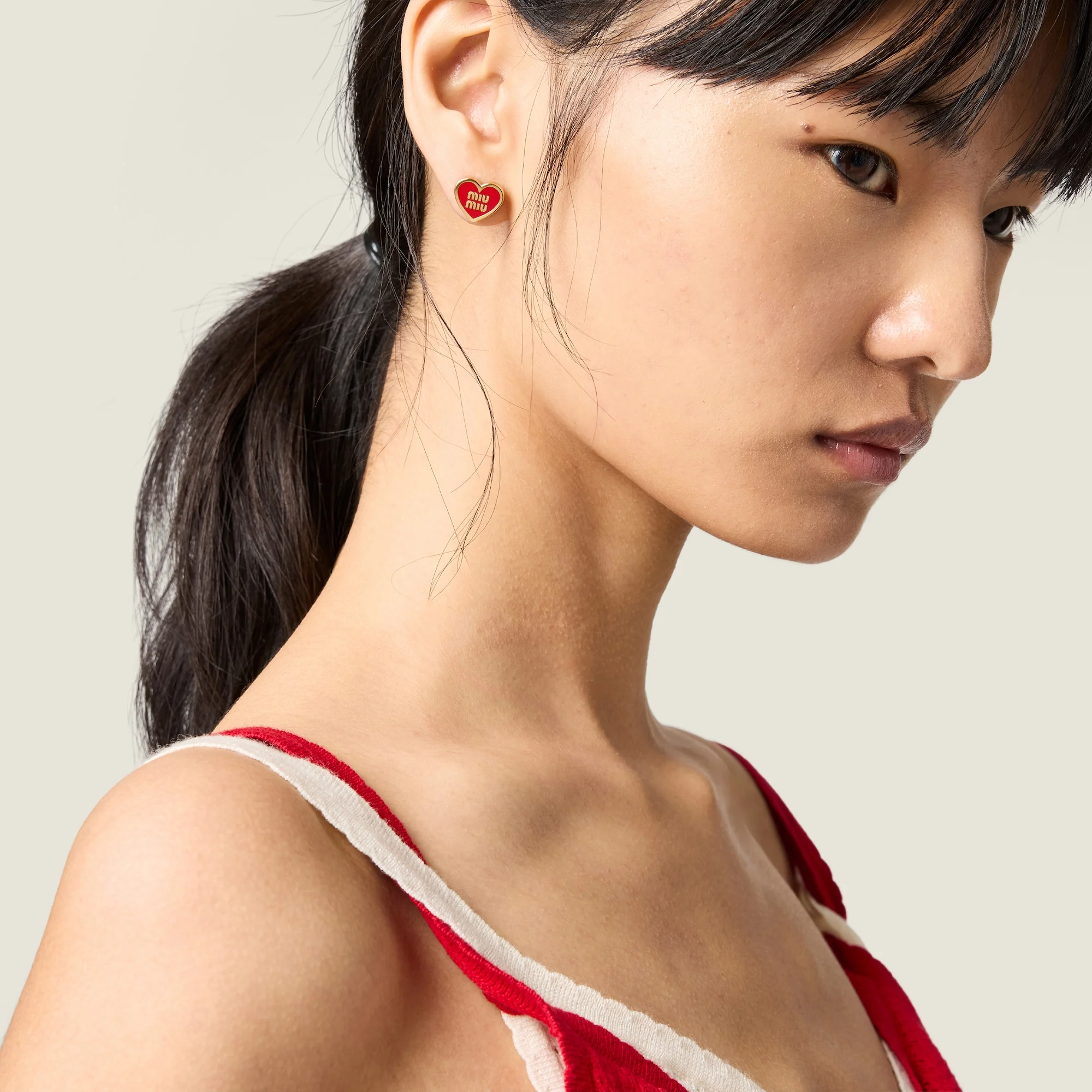 ต่างหู Miu Miu หัวใจสีแดงสีใหม่ล่าสุดสำหรับวันวาเลนไทน์